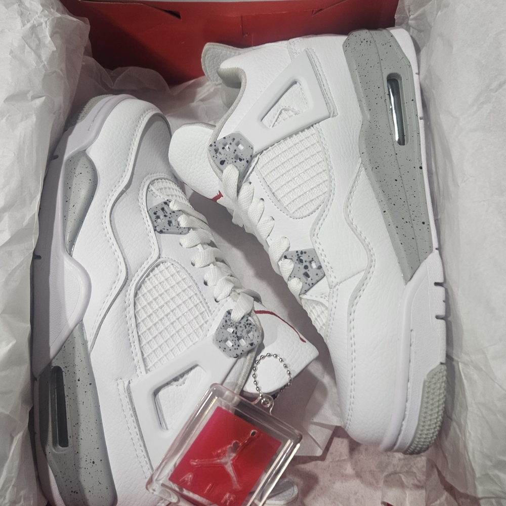 5.5gs 5.5 Mens 7 Womens Nike jordan 4 retro white new in box. Brand new.